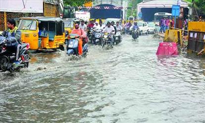 ஆந்திரா, தெலுங்கானைவை புரட்டி போட்ட கனமழை... 10 பேர் பலி...